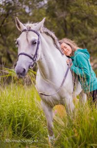 Coaching con caballos y fotografia, mujer abrazada a caballo